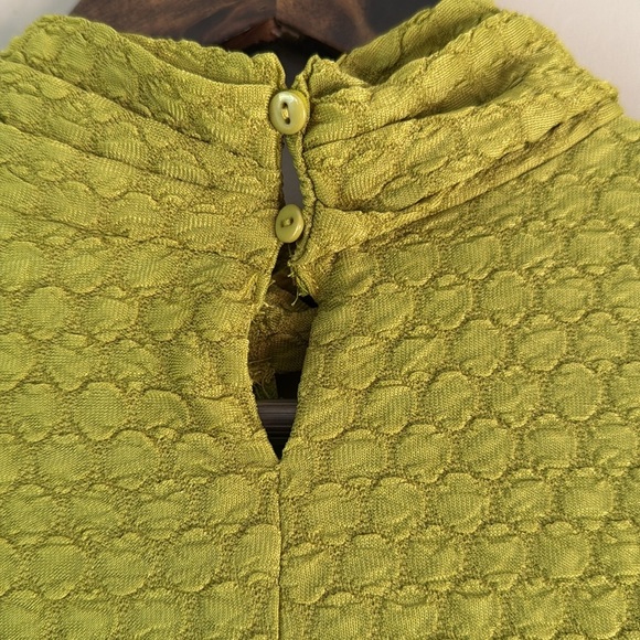 ASTR THE LABEL TEXTURED CUTOUT LONG SLEEVE TOP SIZE MEDIUM PEAR GREEN - Picture 4 of 7